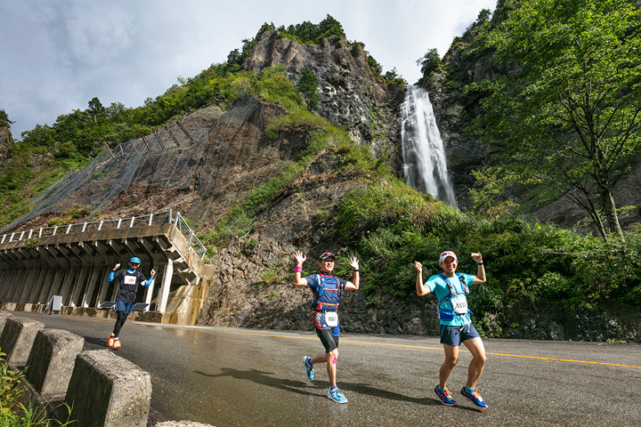 白山白川超馬沿途行經白色大道瀑布、蛇骨大橋、白山比咩神社、手取峽谷等多個景點。