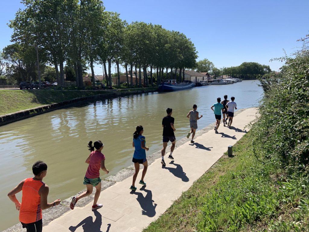 孩子們在練跑的當下，應該沒意識到一旁的「米迪運河 Canal du Midi」是南法的世界文化遺產（圖片來源：Alger Liu）