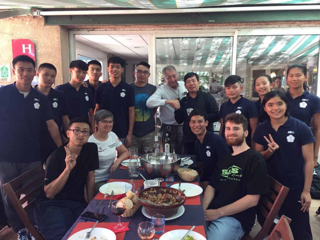 臺灣代表隊與世界中學餐敘合影（圖片來源：Alger Liu）