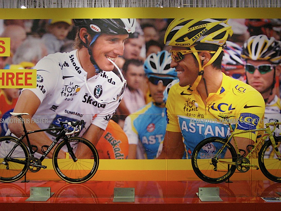 這對「好姊妹」——Alberto Contador 以及 Andy Schleck在2010環法賽，上演一齣打鬧又和好的戲碼。