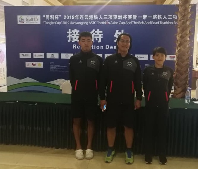 由左至右分別為選手林威志、教練田偉璋、選手張綺文。