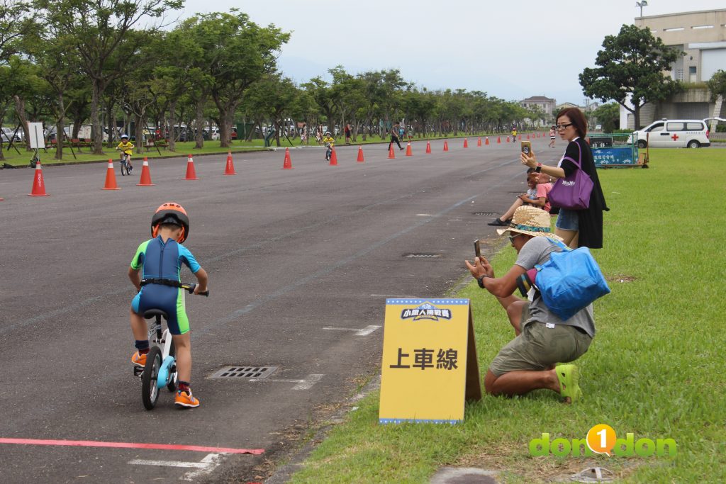 家長在上車線處捕捉小選手的比賽畫面。