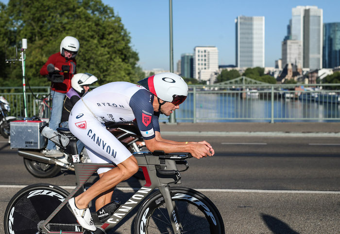 Jan Frodeno在單車賽道，騎出4小時20分14秒的成績。圖片來源。