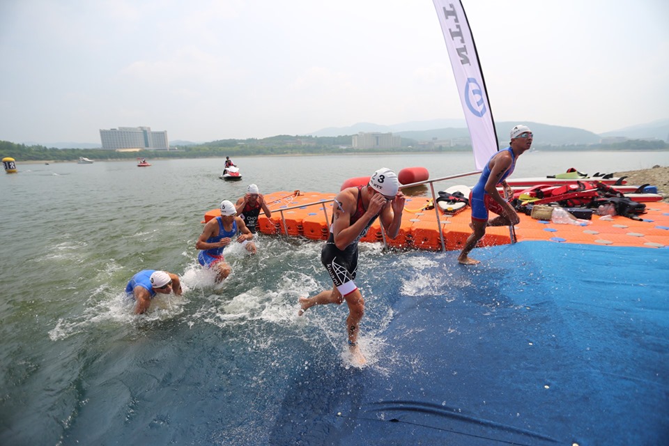 台灣男子選手在游泳項目，跟著第三集團上岸。