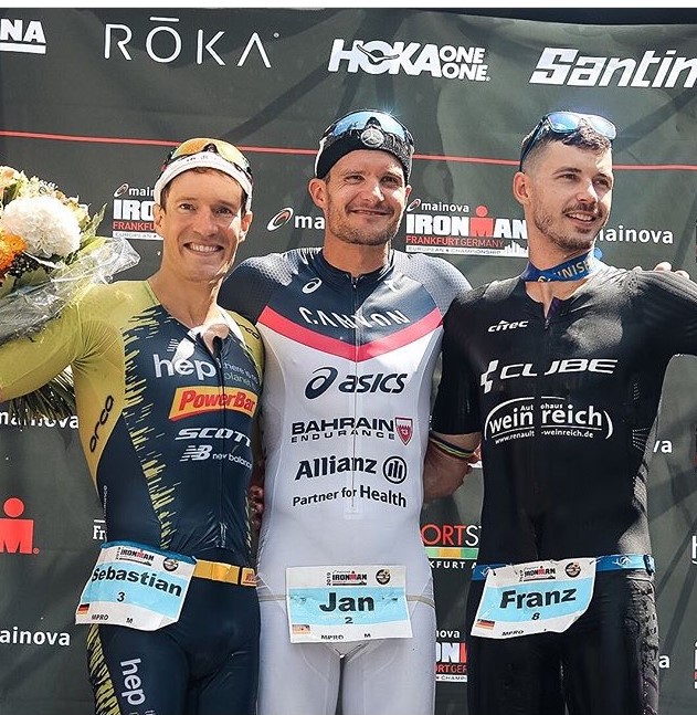 由左至右分別為Sebastian Kienle、Jan Frodeno 以及 Franz Loeschke，三位皆是德國地主選手。