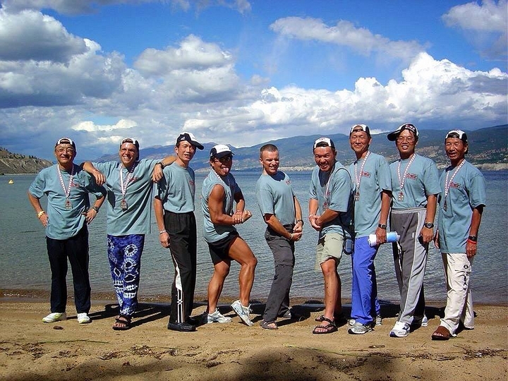 2005年再度前往IRONMAN Canada，賽後與台灣遠征隊在湖畔合影，照片中有涂景文、陳春發、譚勵平和李榮光等三鐵前輩們。