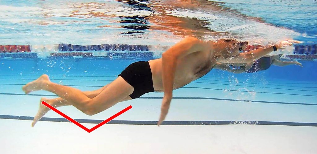 錯誤示範圖。膝蓋不過度彎曲、下沉，由臀部帶動下半身，使腳能夠與身體盡量保持平行。圖片來源。