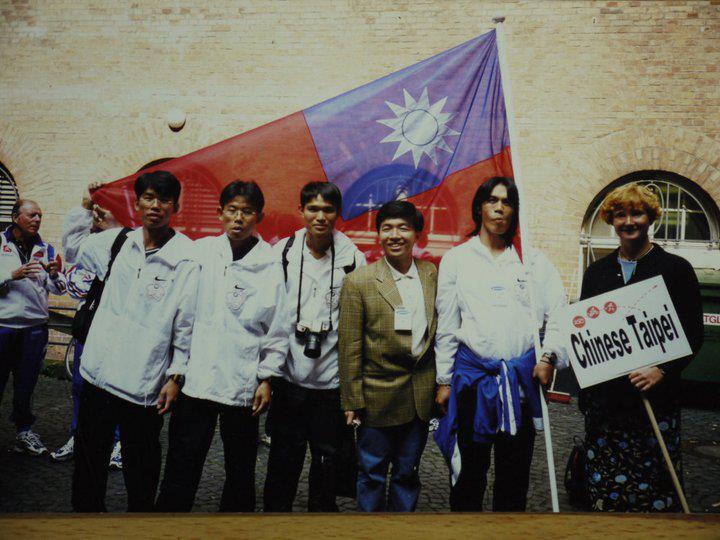1998年田偉璋(右2)到德國基爾參加世界大學鐵人三項錦標賽。
