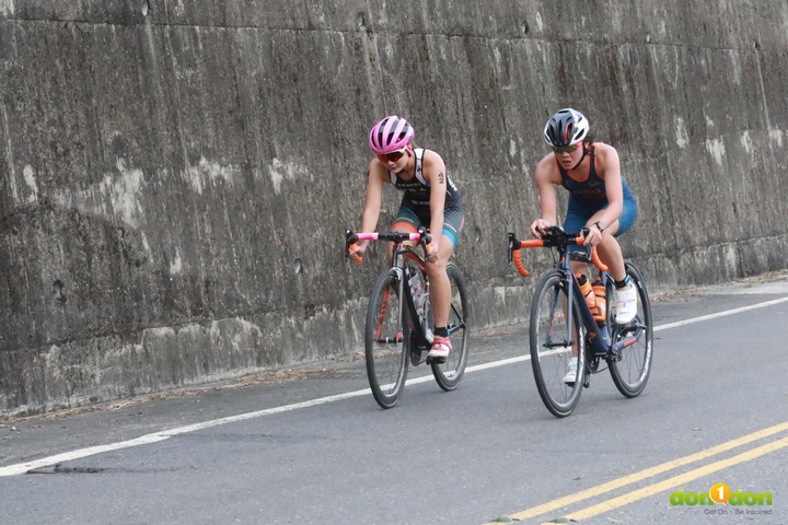 柳怡卉和許雅喬兩人在單車賽段兩人相互合作。