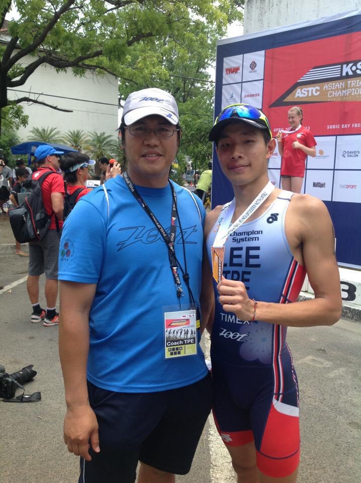 2013年李宙諺(右)在菲律賓亞錦賽得到台灣史上第一面獎牌。