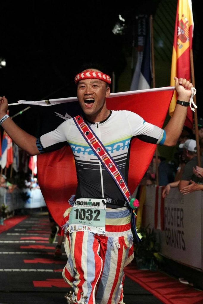 2017年，林金財身著阿美族的服飾、披著台灣國旗通過KONA的終點拱門。今年九月，他將第二次前往夏威夷參加IRONMAN世錦賽。