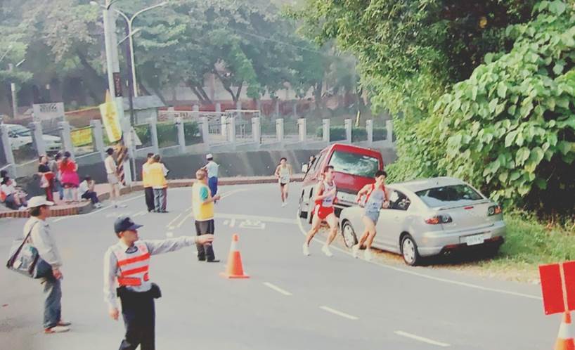 最靠近銀色車子的右1的蔡清洲，曾經拿下台灣全運會一萬公尺金牌，柯世傑是旁邊穿紅色短褲的跑者，師徒兩人曾經聯手橫掃馬場。