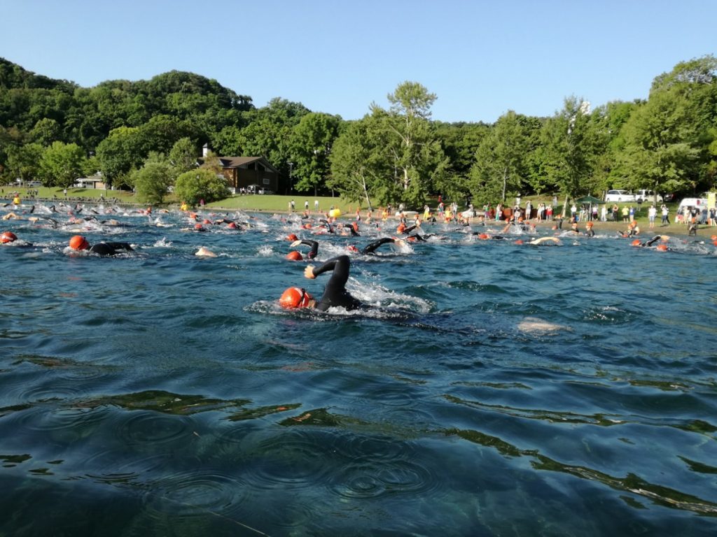 開賽有一小段大亂鬥、湖水清澈無比。