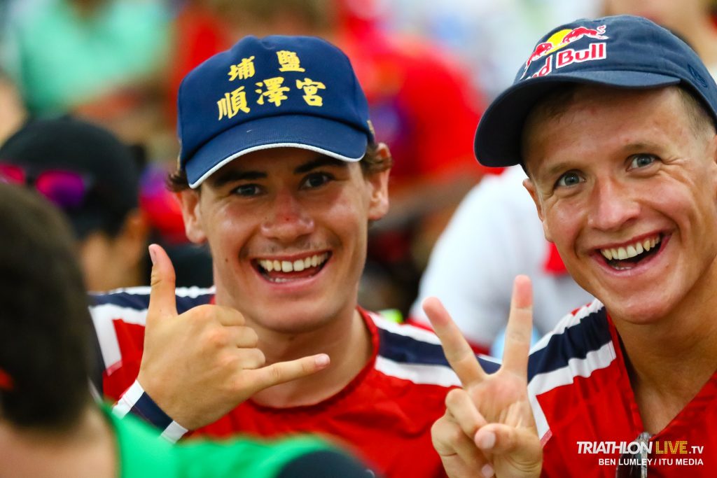 東京奧運測試賽上，Gustav Ide戴著「埔鹽順澤宮」的帽子出席選手賽前說明會。圖片來源。