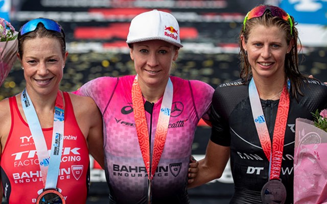 由左到右分別為亞軍 英國選手Holly Lawrence、冠軍 瑞士選手Daniela Ryf 、季軍 瑞士選手Imogen Simmonds。圖片來源。