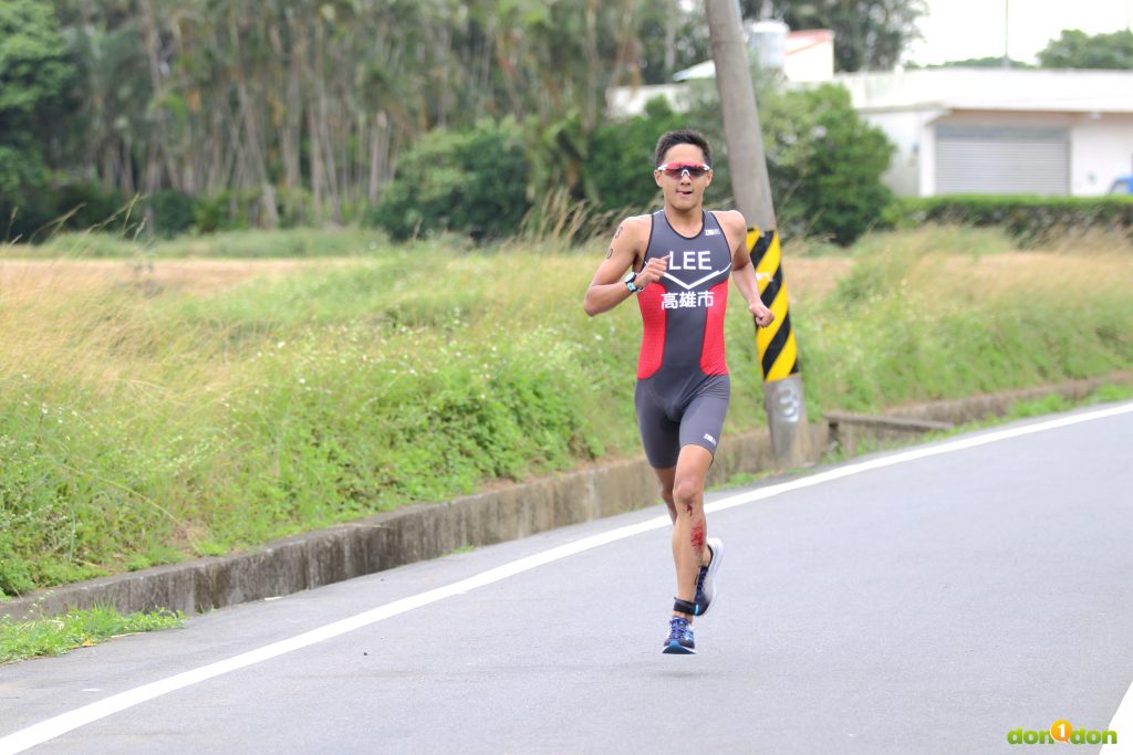 高雄市李家豐以2:12:37名列第八。