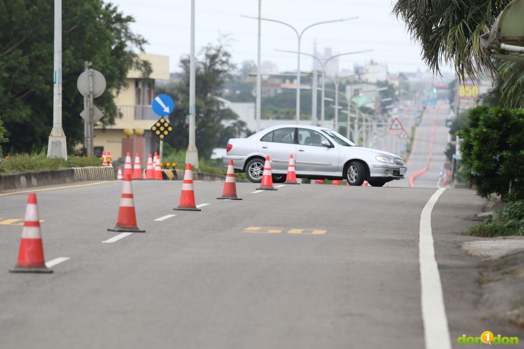 賽道用三角錐分隔,但仍有車輛貪圖方便隨意穿越。