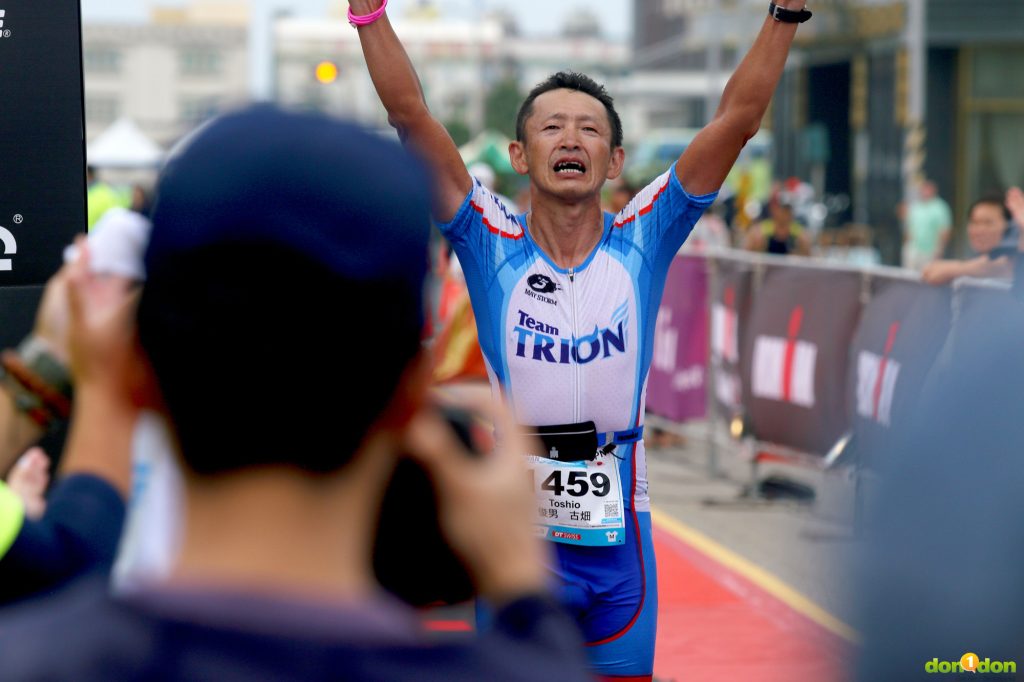 日本選手古畑俊男以破PB20分鐘的時間，完成IRONMAN TAIWAN。