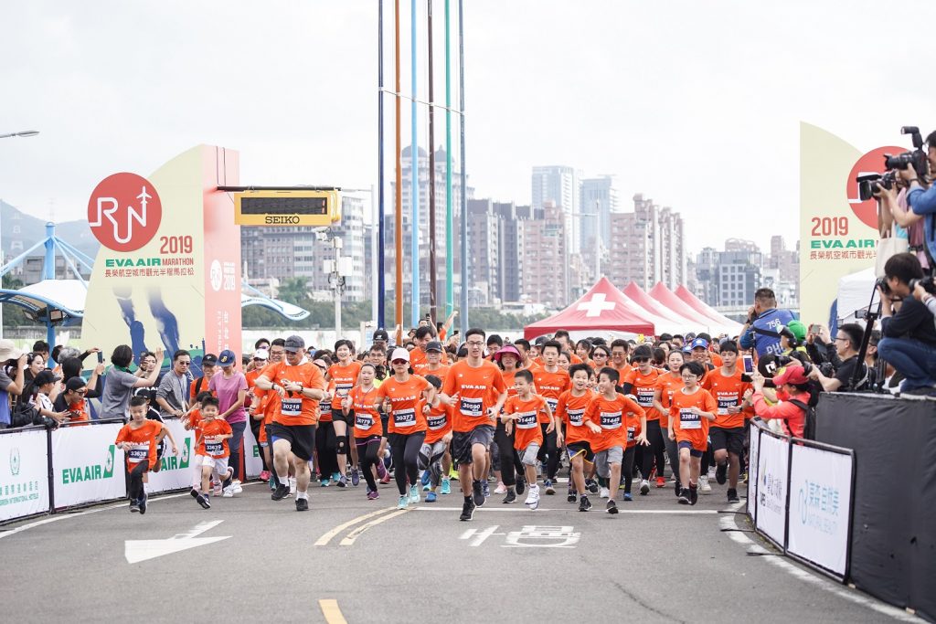 2019長榮航空城市觀光半程馬拉松3公里組別，讓父母帶著小朋友一同享受週末親子時光。(主辦單位提供)