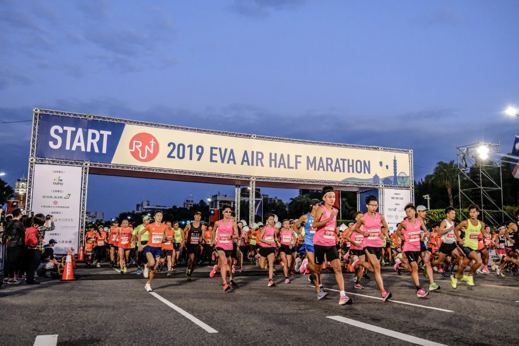 2019長榮航空城市觀光半程馬拉松派出Nike暖身操老師及NRC配速員，讓跑者在專業帶領下在賽道中盡情的享受跑步的樂趣並突破自己的最佳成績。(主辦單位提供)