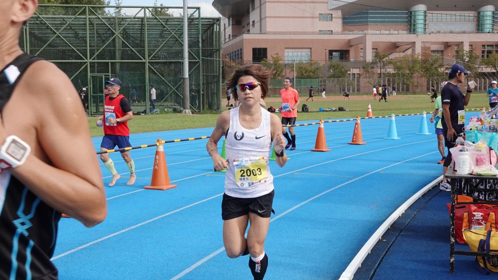 由國家紀錄保持人楊喬筑一路領先，無疑慮奪下女子組優勝