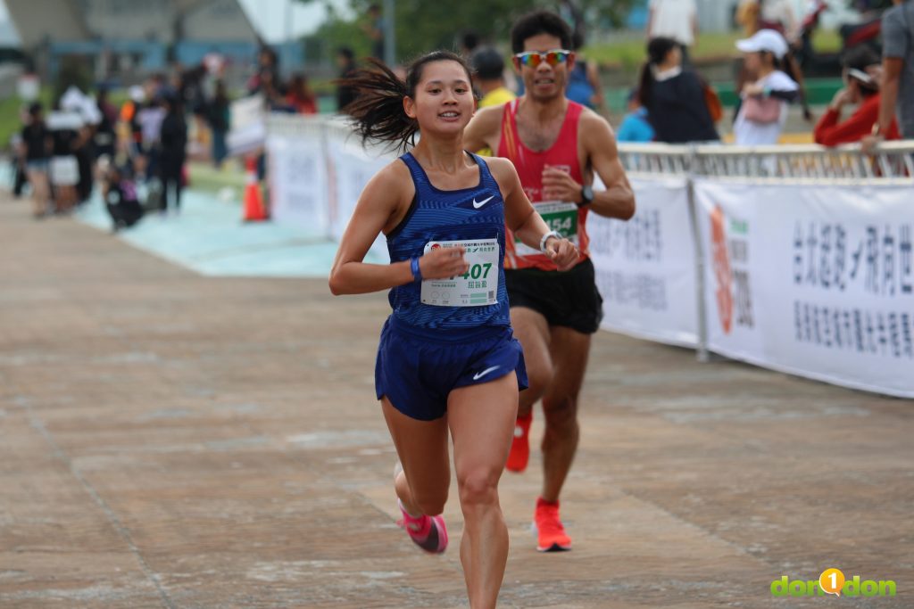 來自香港的屈旨盈以1：25：13拿到半程馬拉松女子組的第三名。