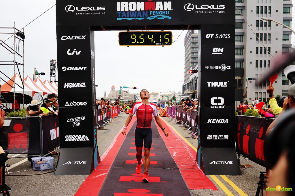 追夢10年，林岳岡通過IRONMAN SUB 10終點線。