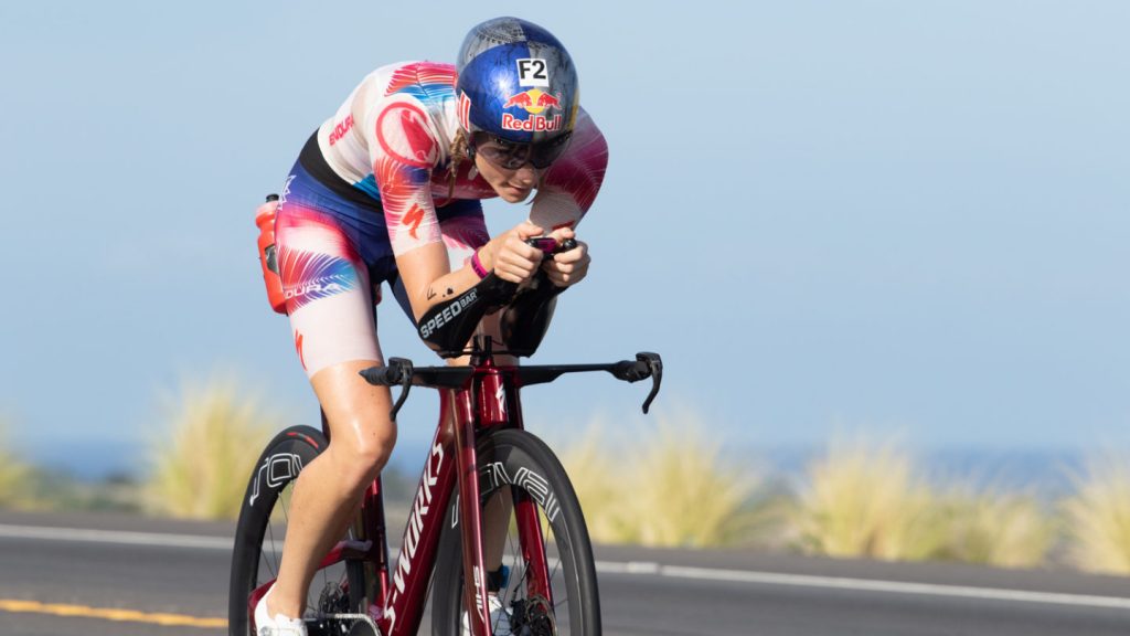 Lucy Charles在自行車項目中一路領先，以4：47：21 完成。圖片來源。Photo: Brad Kaminski。