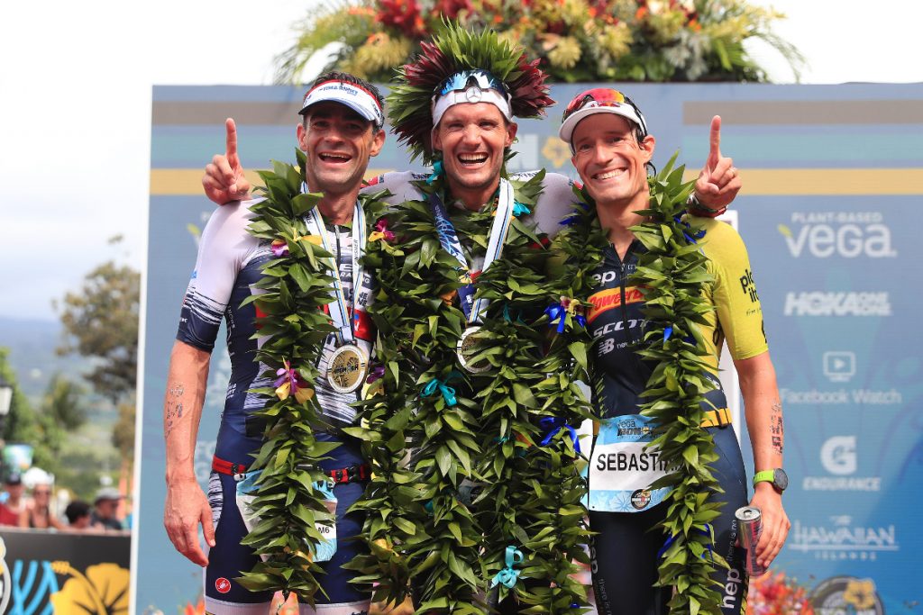 2019 IRONMAN 世錦賽前三名，由左至右為亞軍： Tim O’Donnell (美國)、冠軍 Jan Frodeno (德國)、季軍 Sebastian Kienle (德國) 。圖片來源。