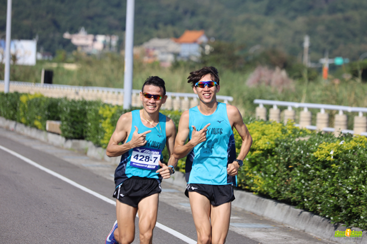 完成該接力賽段的濱哥與秋杰，兩人一塊跑回終點