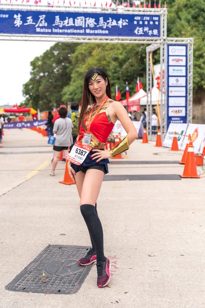 常在路跑賽事扮成「神力女超人」陳愉妡受邀代言成為本屆亮點。