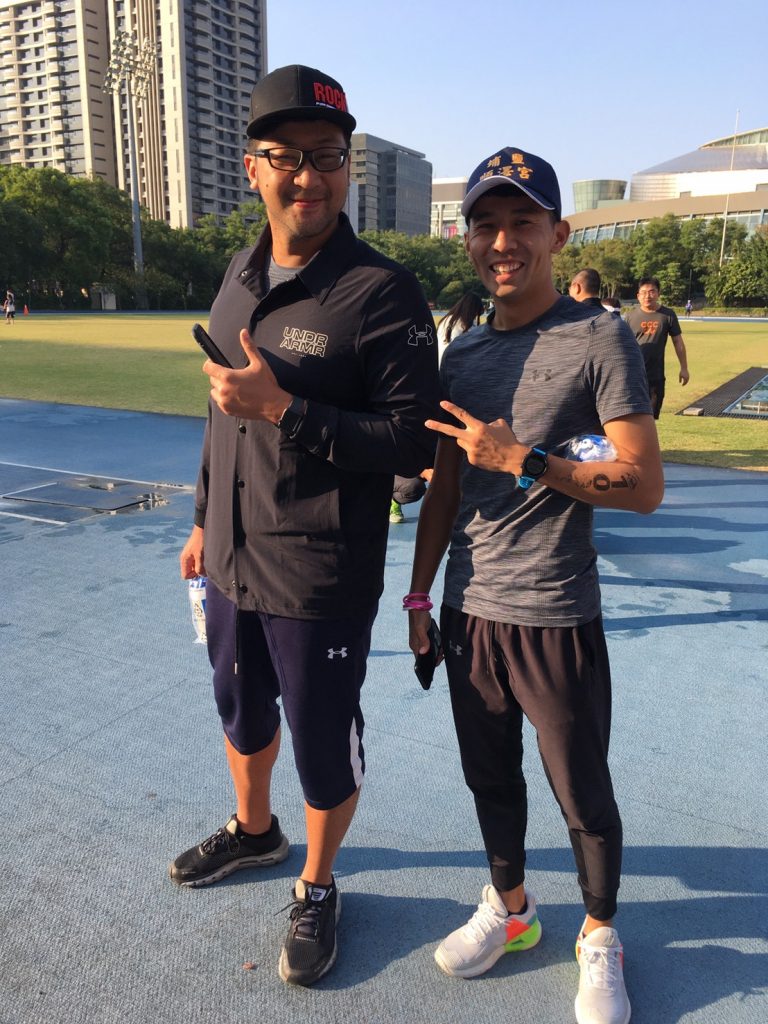 知名游泳教練燿宇與跑步教練梁哲睿，也來到台北田徑場一睹Gustav Iden風采。