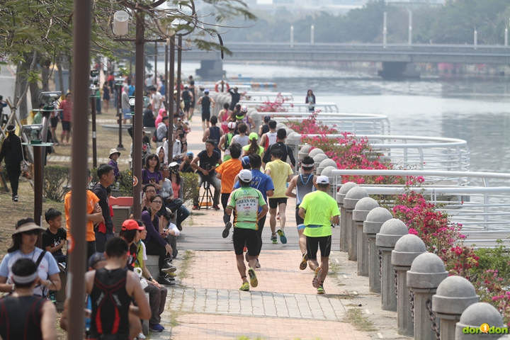 路跑賽道繞著愛河河畔跑。