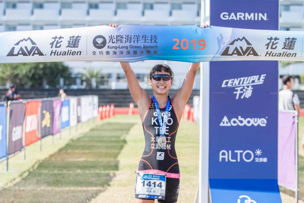 台灣鐵人代表隊選手郭家齊以總成績2小時19分07秒奪下515標鐵女子組第一名。
