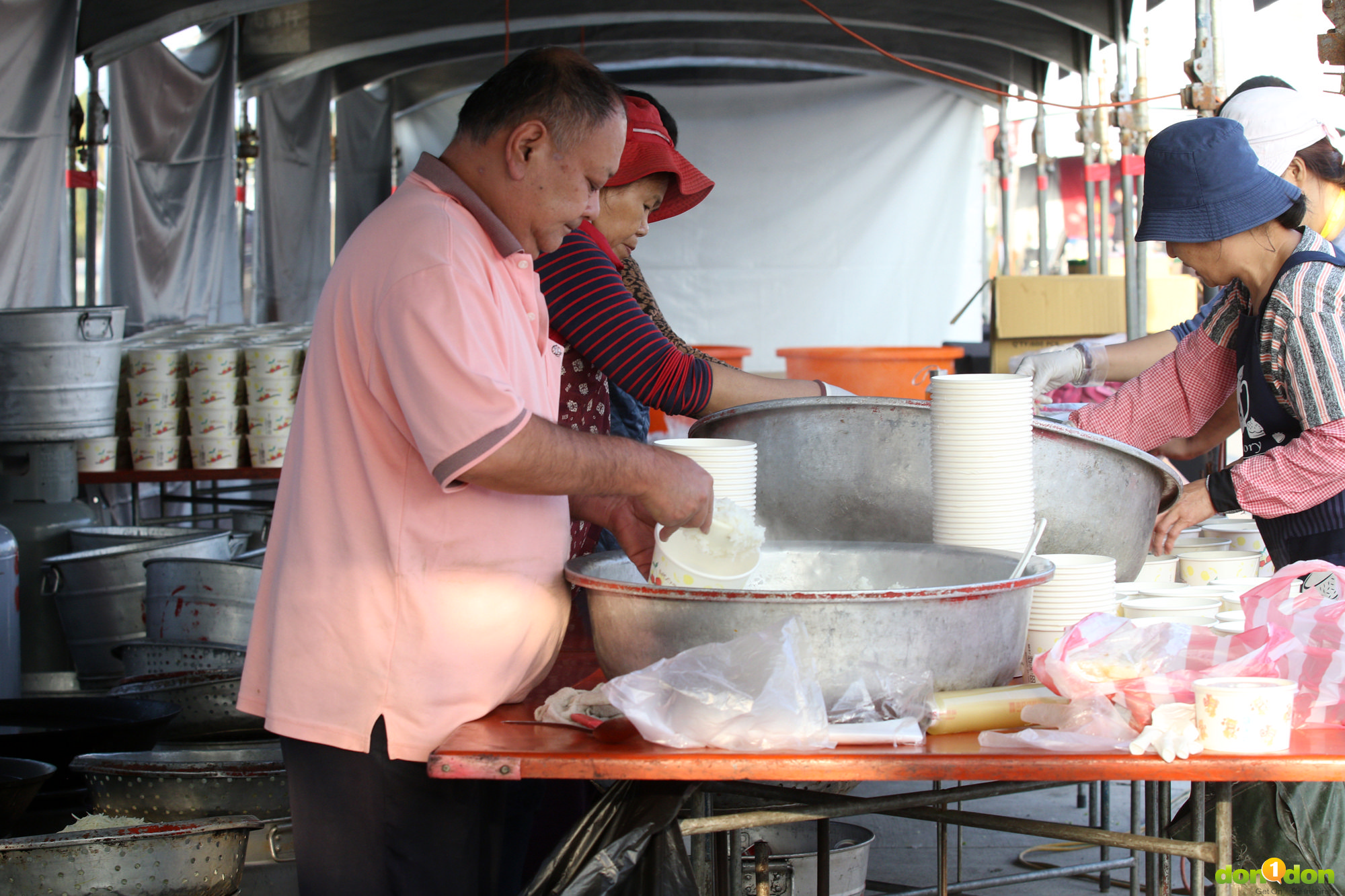 總鋪師現場提供東港名產櫻花蝦飯湯給選手補給