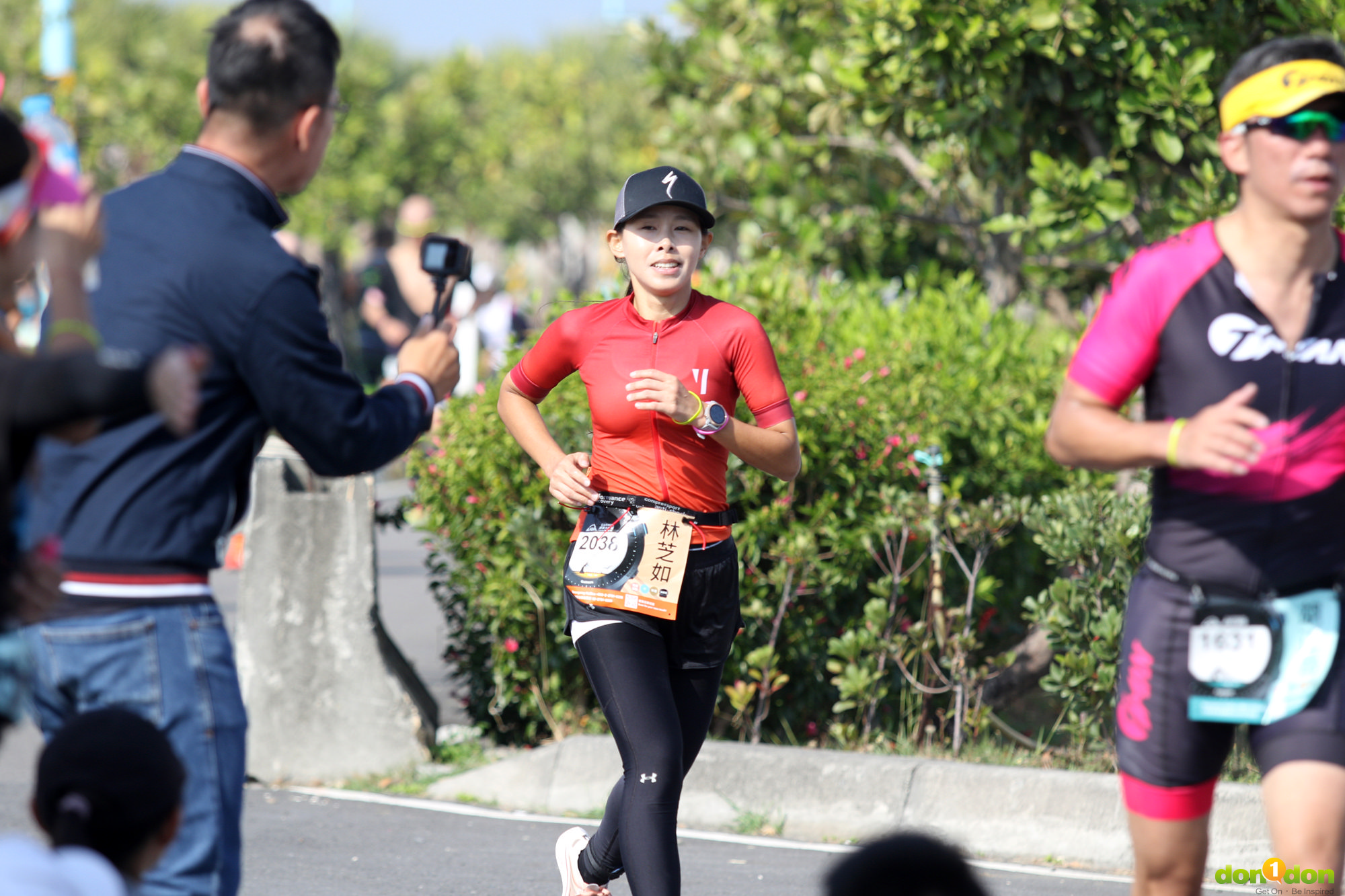 加油團熱情為選手加油打氣