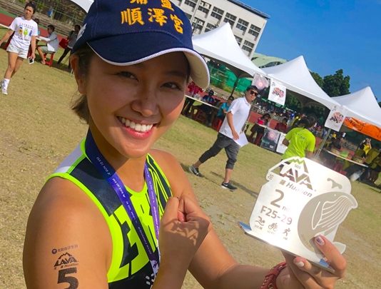 華麗背影的轉身 不甘平凡的梁子淇