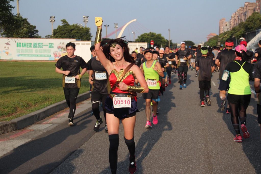陳榆妡的神力女超人造型，在馬拉松賽場上特別搶眼。圖片來源：陳榆妡。