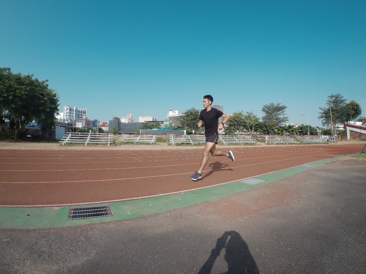 在成功大學操場進行間歇訓練 照片來源：友人拍攝