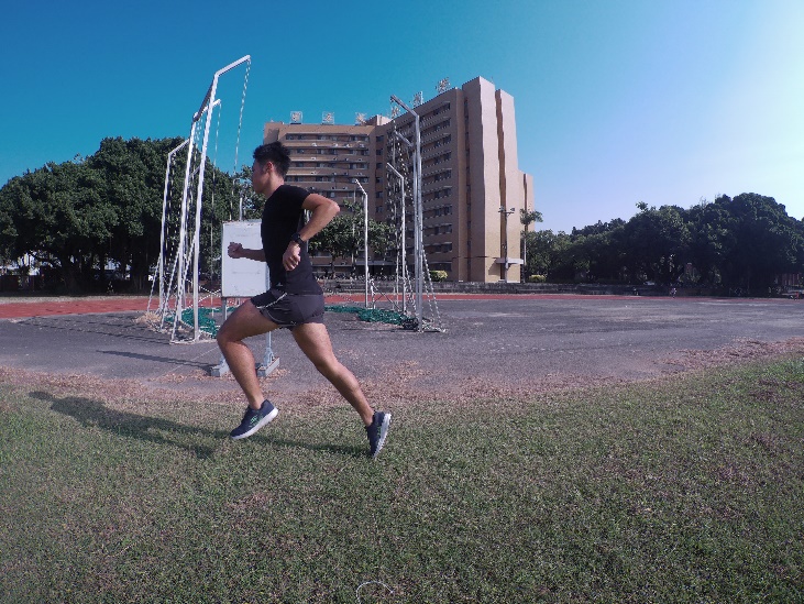 在草地上恢復跑 照片來源：友人拍攝