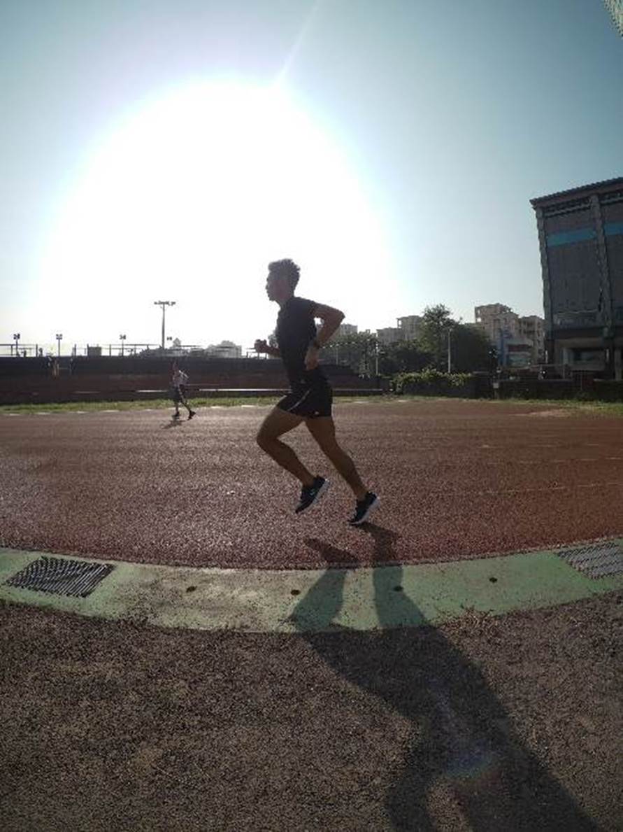 在成功大學操場進行間歇訓練。照片來源:：人拍攝