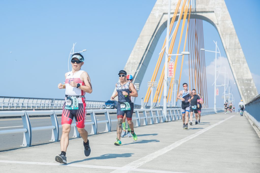 路跑賽段跑上知名地標大鵬灣跨海大橋，選手們都大呼景色優美！