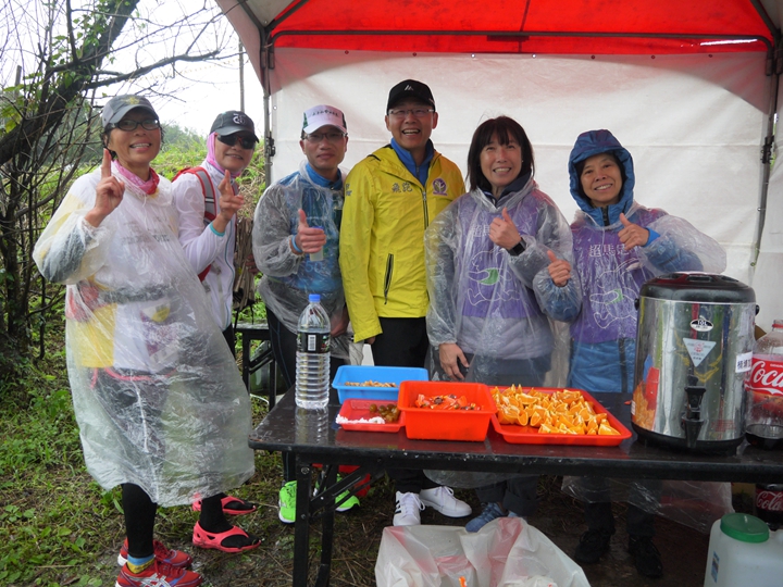 所有賽事工作人員必須克服長時間在低溫風雨中執勤的困難。