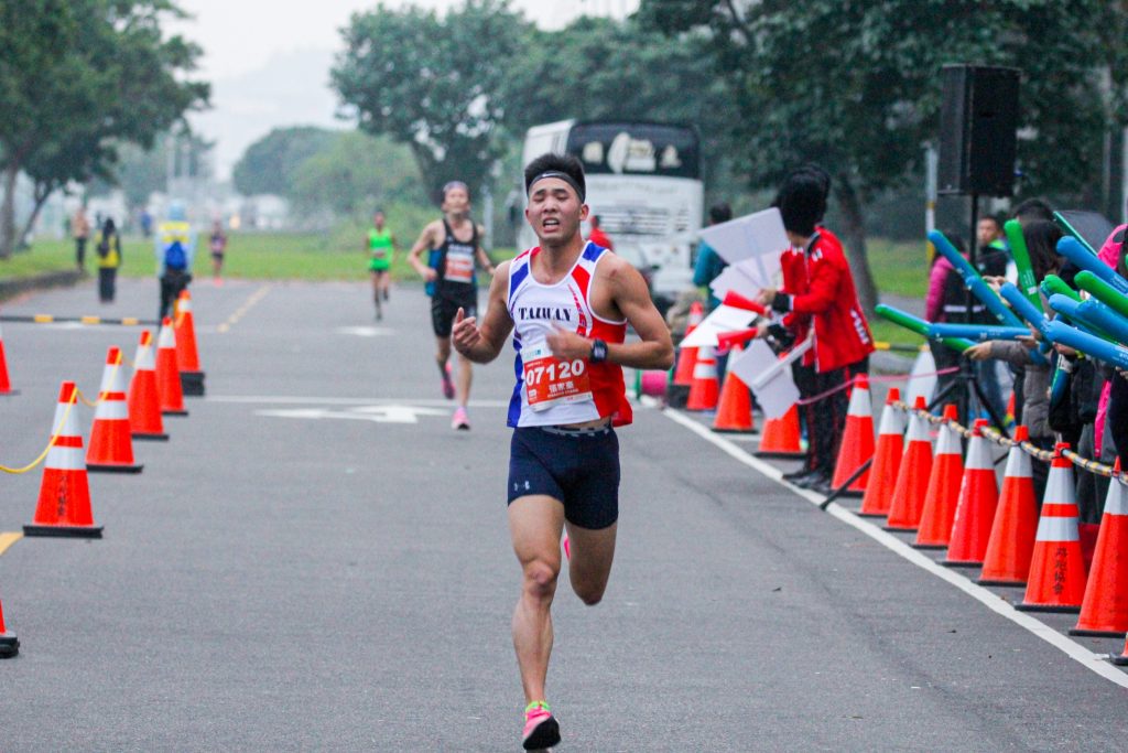 鐵人三項選手張家豪半馬成績1小時12分52秒，台灣男子第 87 傑。圖片來源：運動筆記。