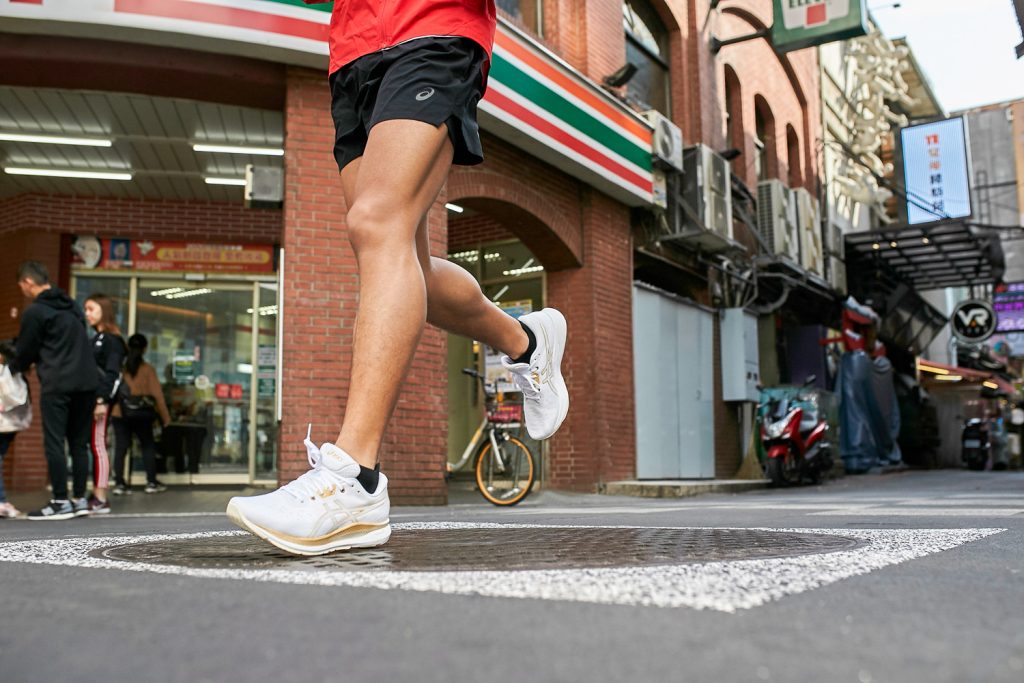 ASICS 省力跑鞋RIDE家族新成員 EVORIDE閃耀白金輕快上市(5)