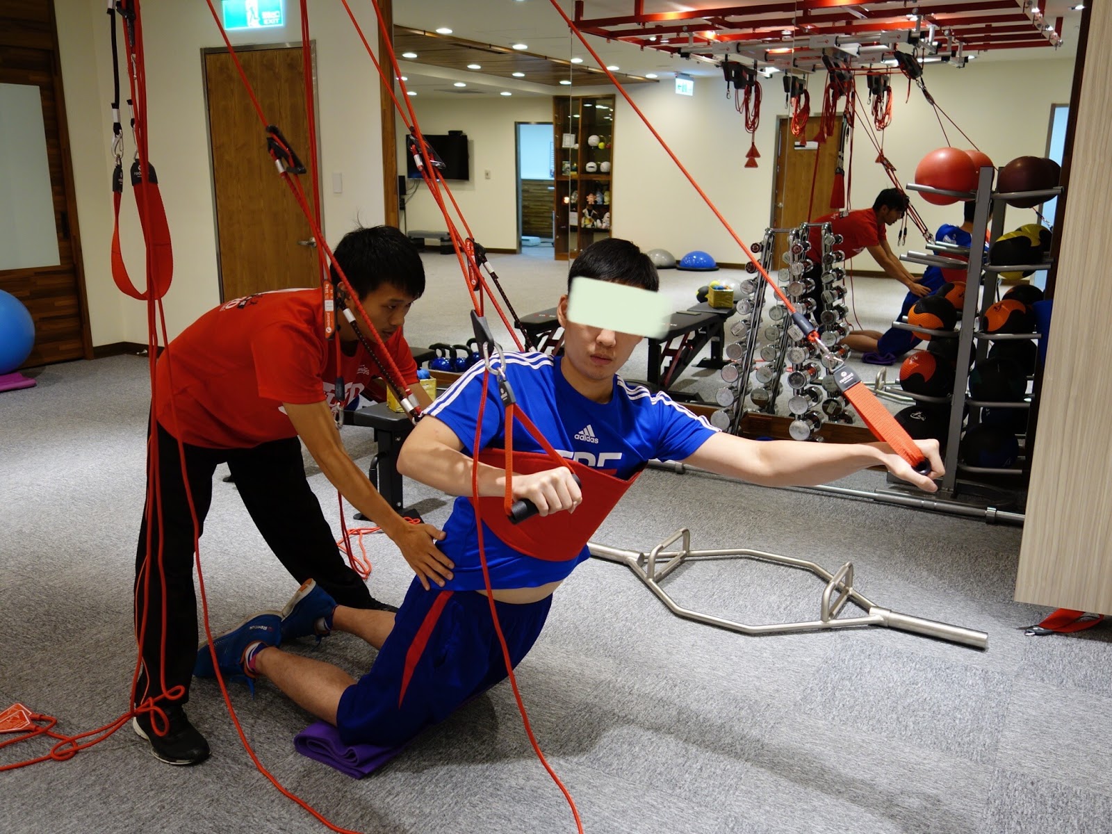 中華隊選手在聯新運動醫學中心利用紅繩懸吊系統進行「肩胛穩定肌群」控制訓練