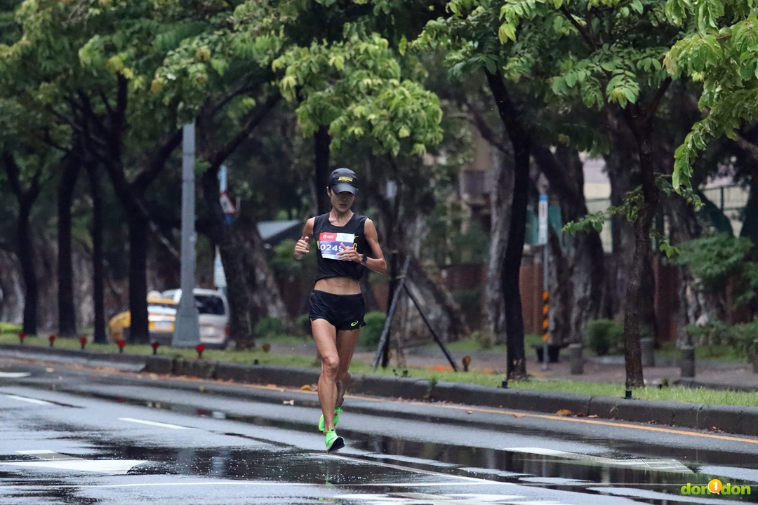 傅淑萍在大雨中，一人獨走至終點。