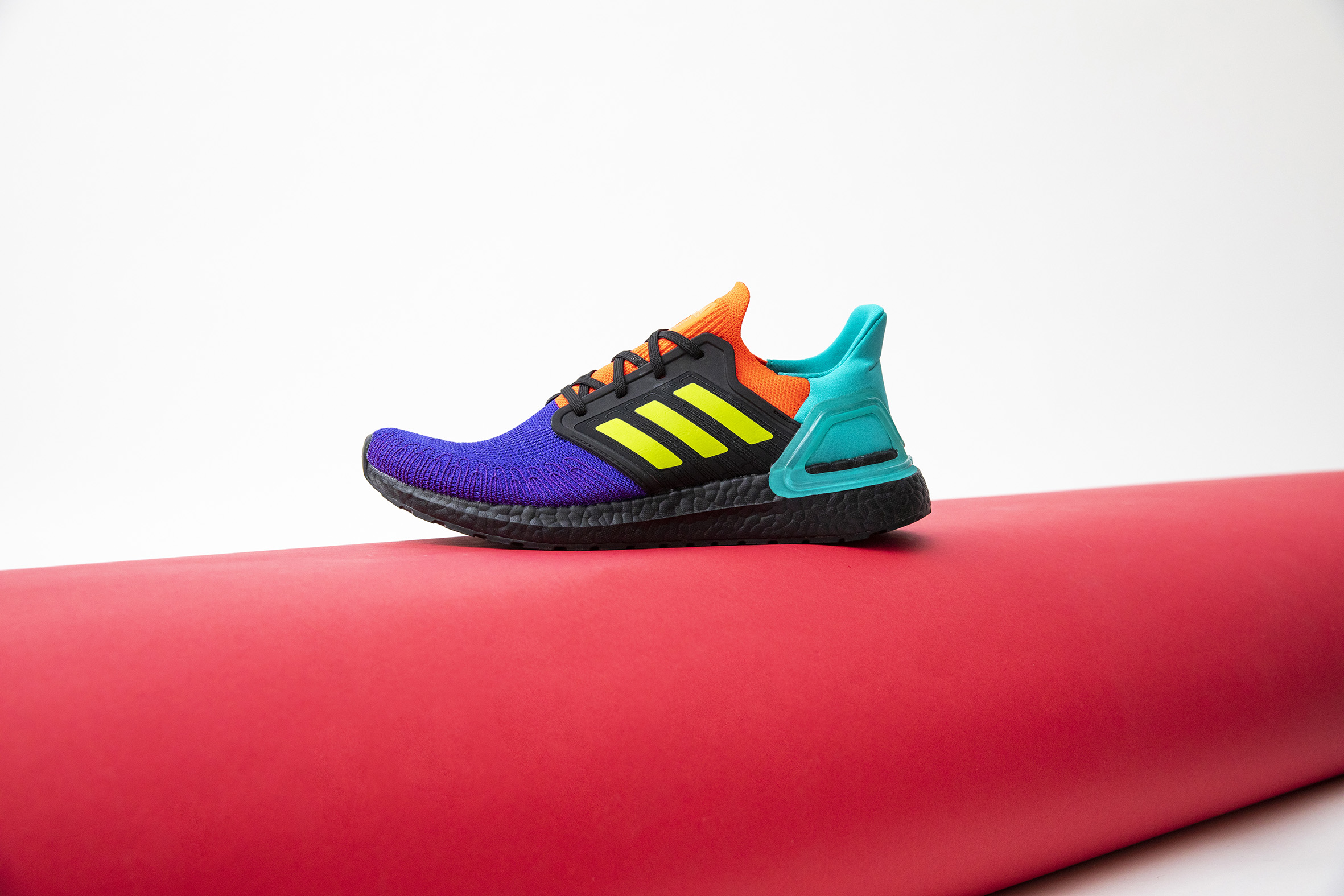 didas同步推出拼接撞色設計的UltraBoost-20鞋款，大膽搶眼的視覺效果與最強鞋款完美融合，絕對吸睛