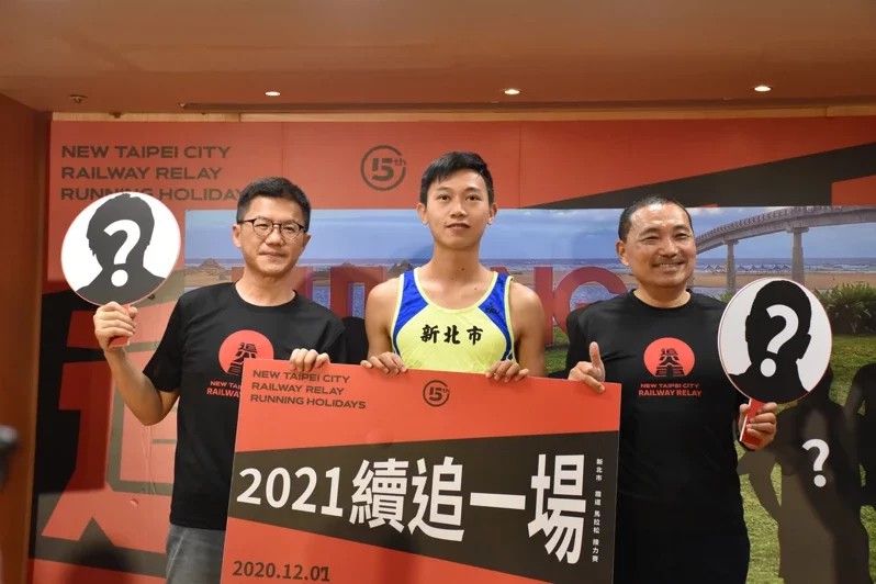 神隊友—曾廷瑋(中)是109年全國大專校院田徑公開賽獲得男子3000公尺障礙金牌選手