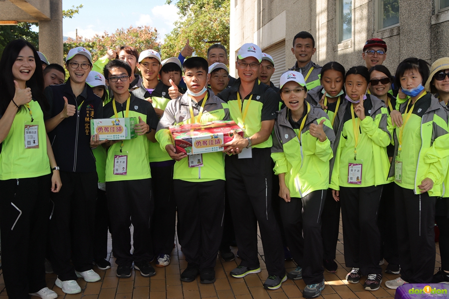 台中市代表選手們獲贈來自台中市政府的加油物資。